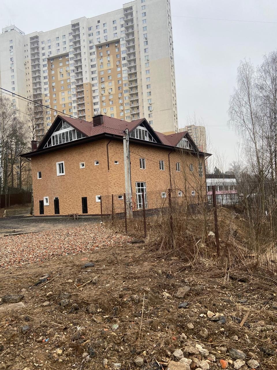 Кирпичный дом с мансардными окнами